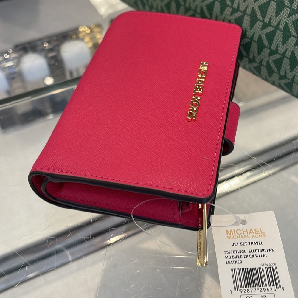 MICHAEL KORS
Medium Crossgrain Leather Wallet
Electric Pink 
NWT